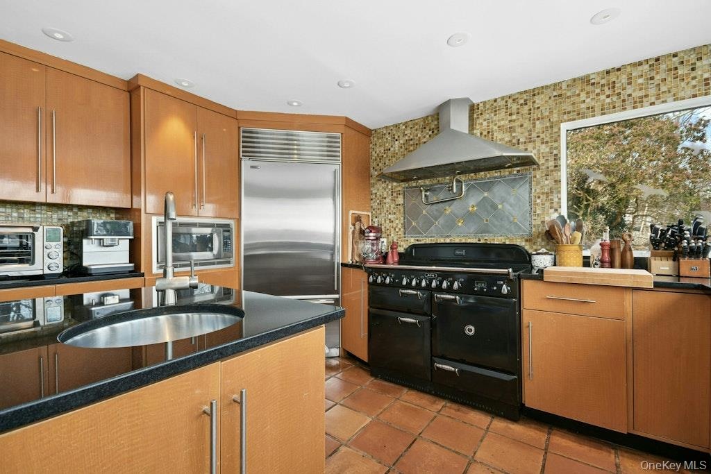 Retro range and oven, glass tiled back splash