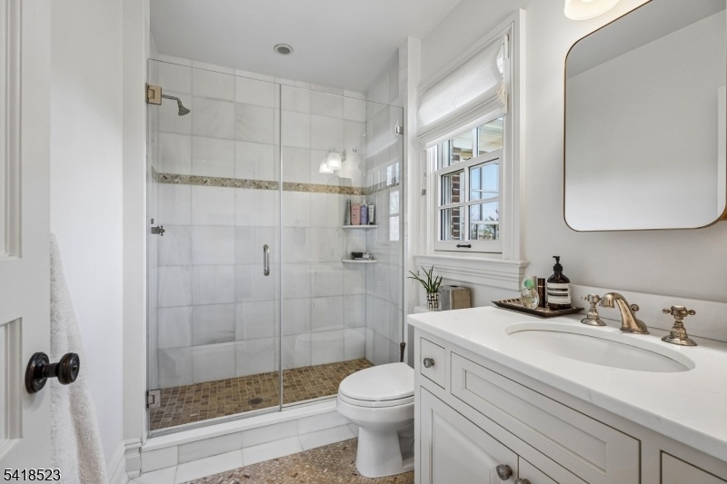 Beautiful Full Bath