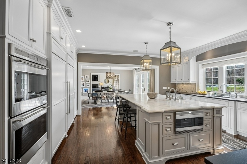 Gourmet Eat-in Kitchen