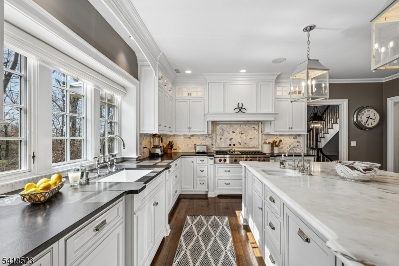 Gourmet Eat-in Kitchen