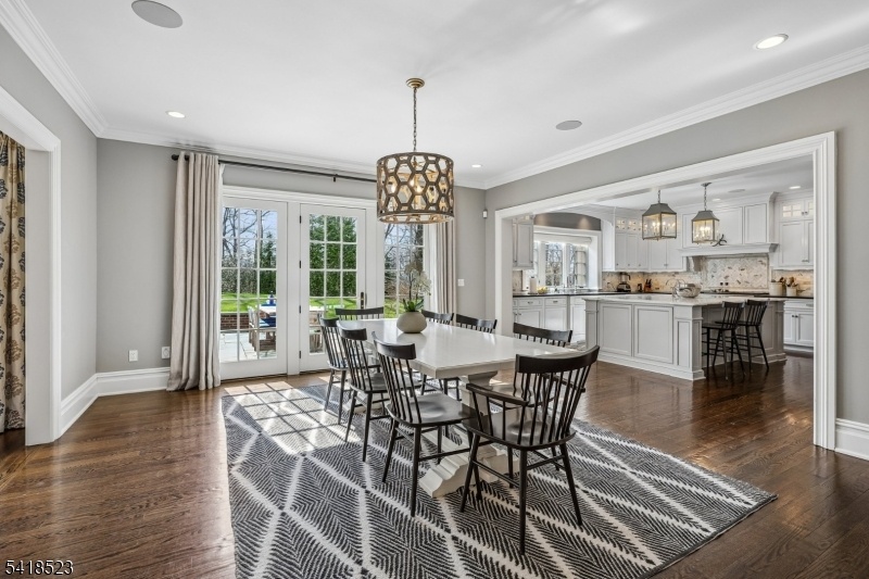 Gourmet Eat-in Kitchen
