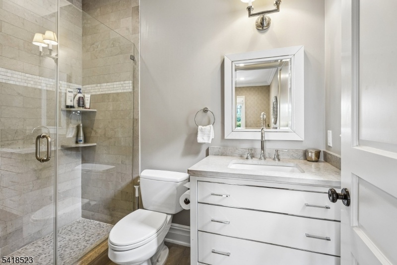 1st Level Suite Full Bath