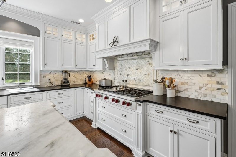 Gourmet Eat-in Kitchen