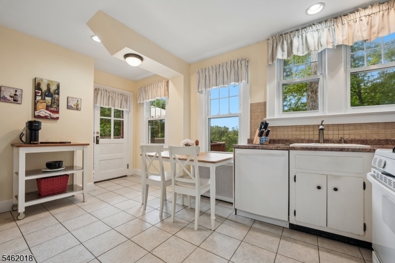 Eat-in Kitchen