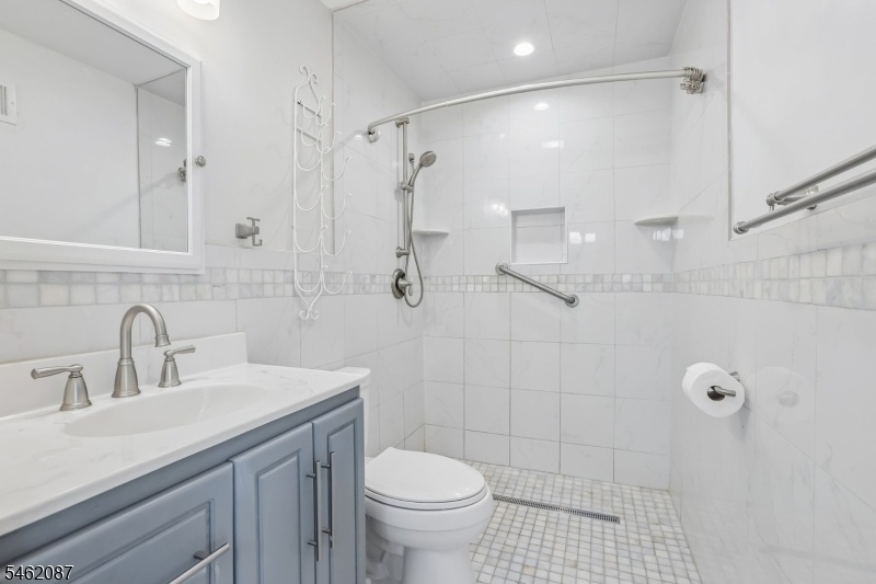 Inlaw Suite Full Bathroom