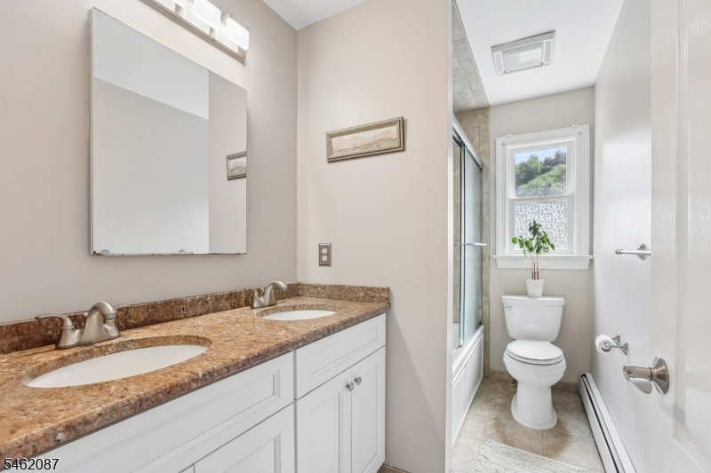 Upstairs Full Bathroom