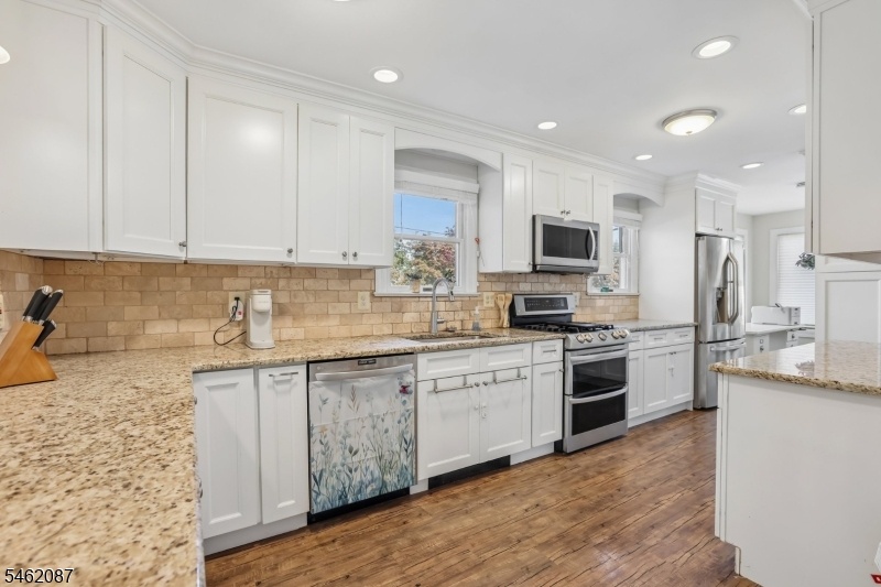 Features Stainless & Granite!
