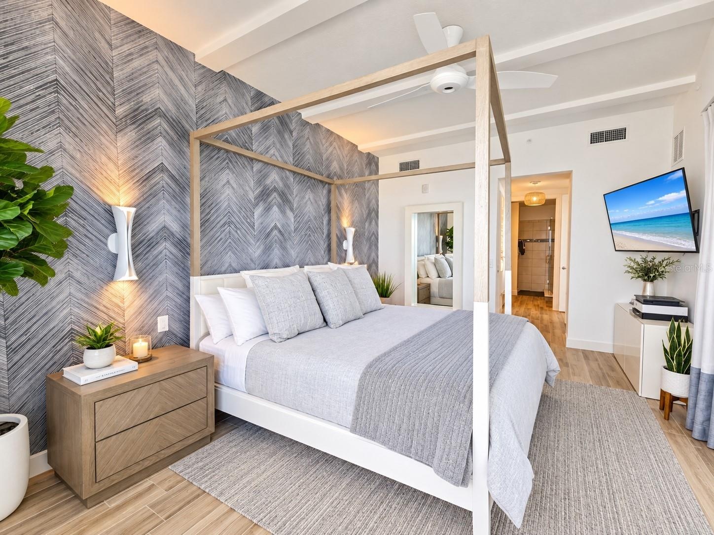 KING BED, ENSUITE BATH, TV, DESK