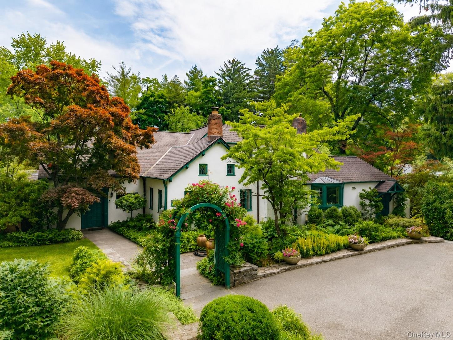 Welcome to 535 Woodlands Rd, Harrison!