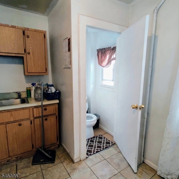 1/2 bath in kitchen 1