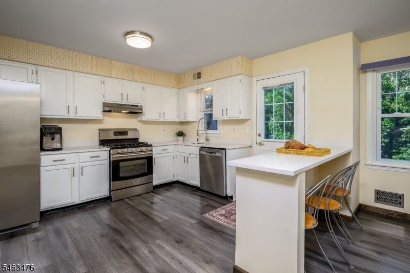 Kitchen w Breakfast Bar