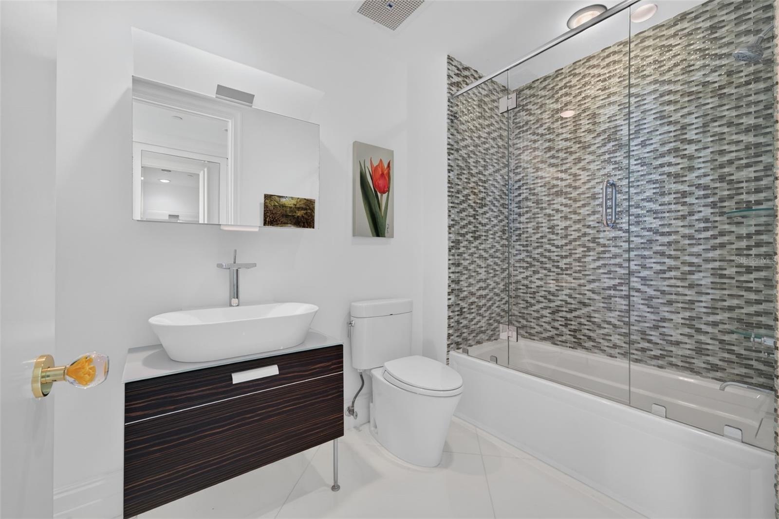 Guest 2 ensuite bathroom