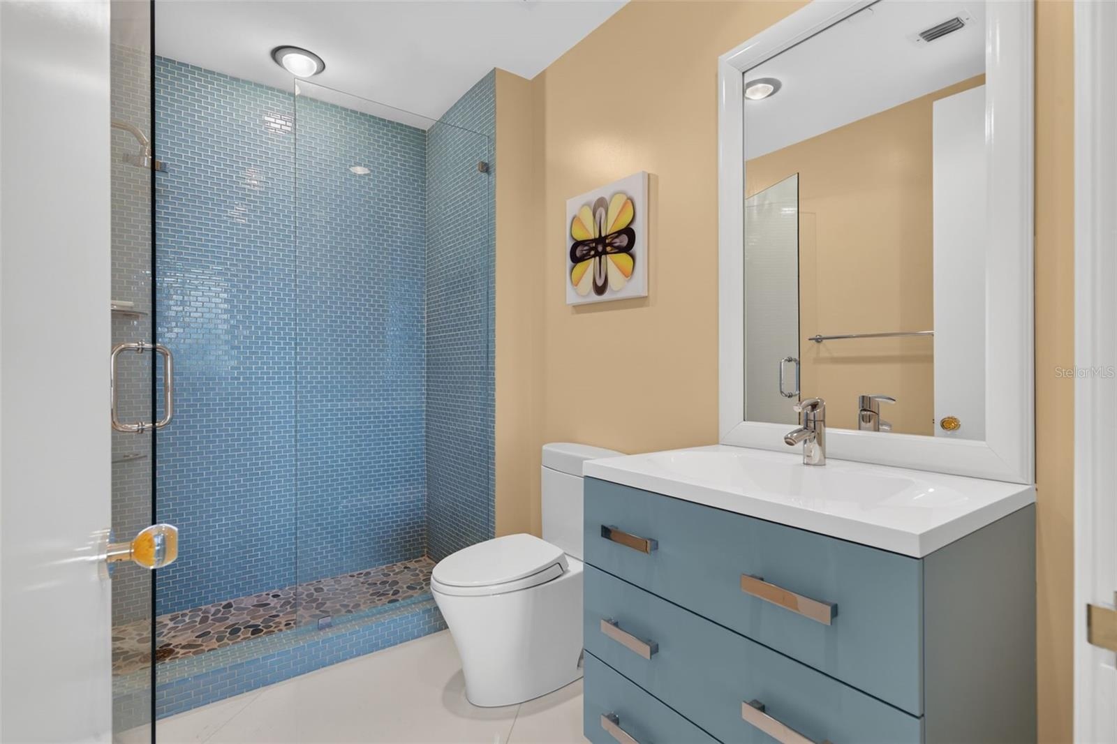 Guest ensuite bathroom 1