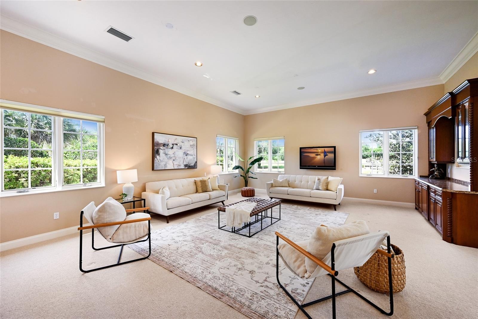 Oversized bonus room or an ideal 5th bedroom