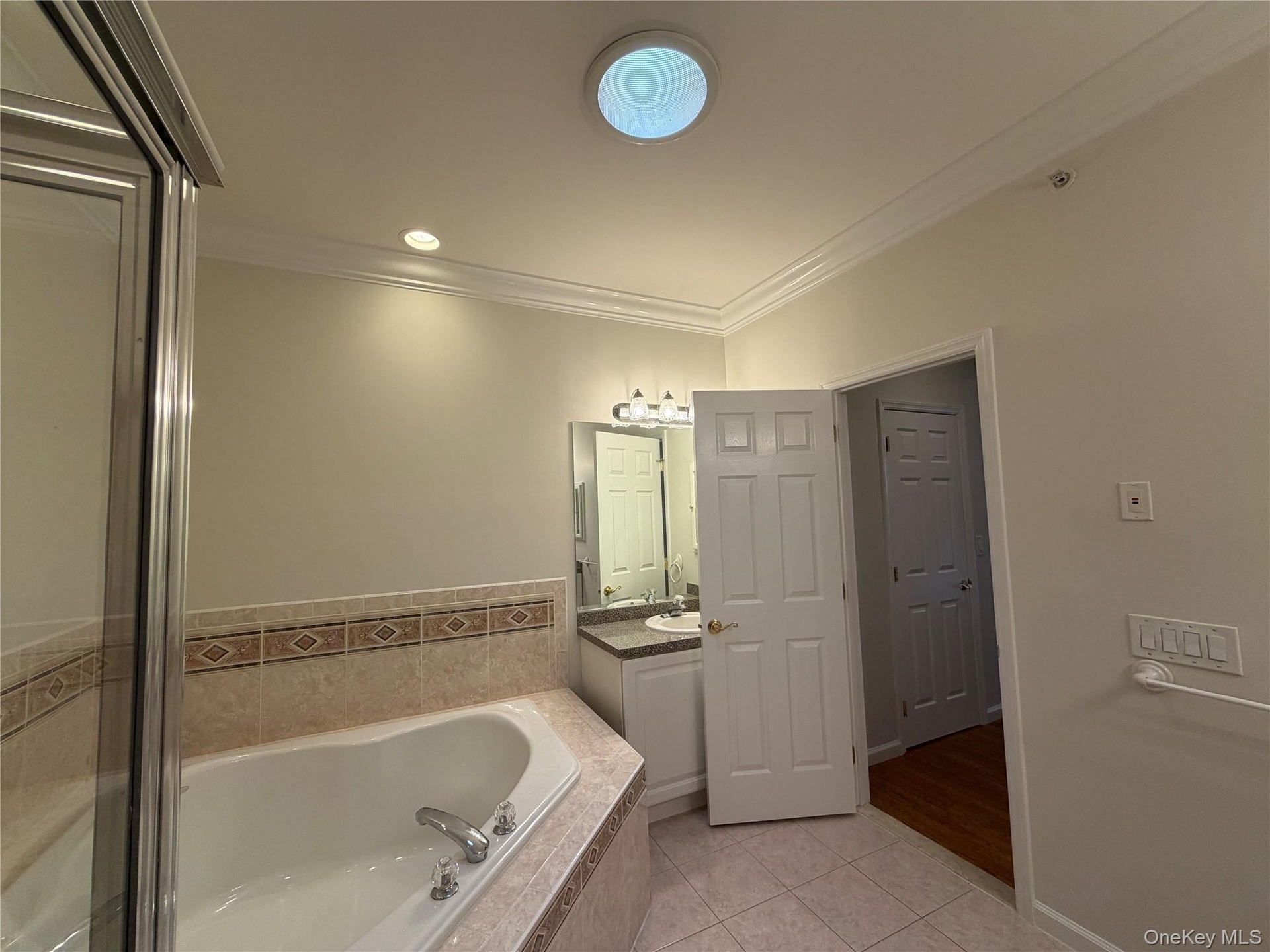 Lovely and large bath, 2 sinks, shower, Jacuzzi, walk-in shower