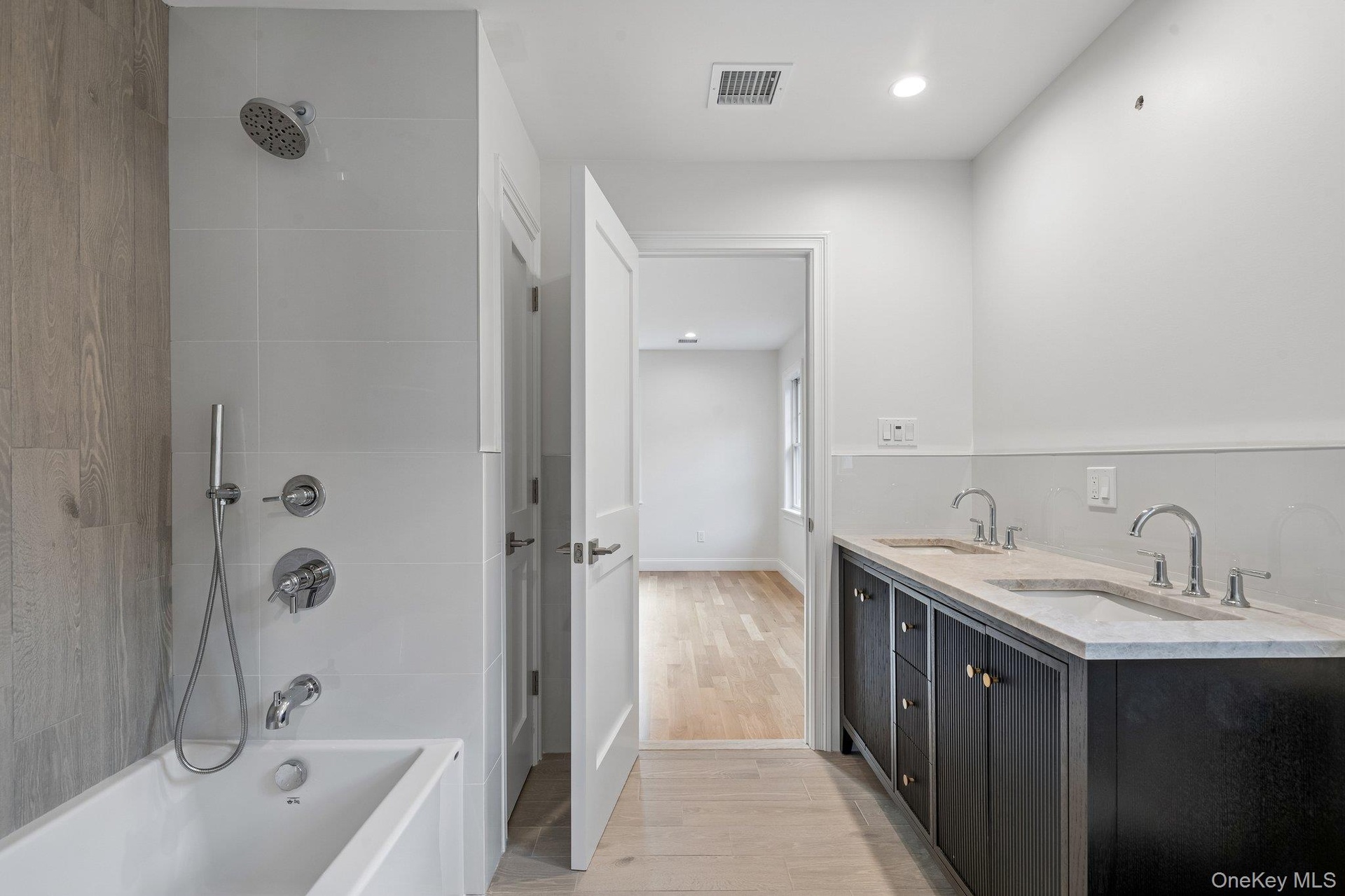 Ensuite jack-n-jill full bath