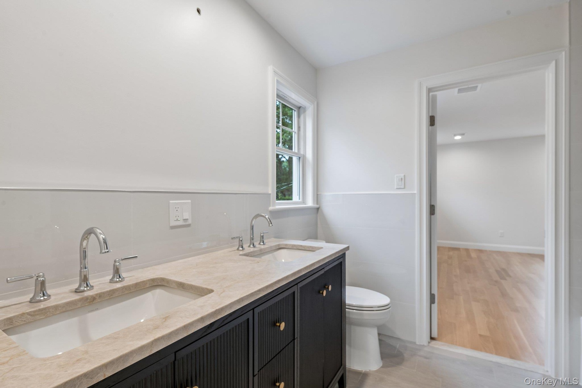 Ensuite jack-n-jill full bath