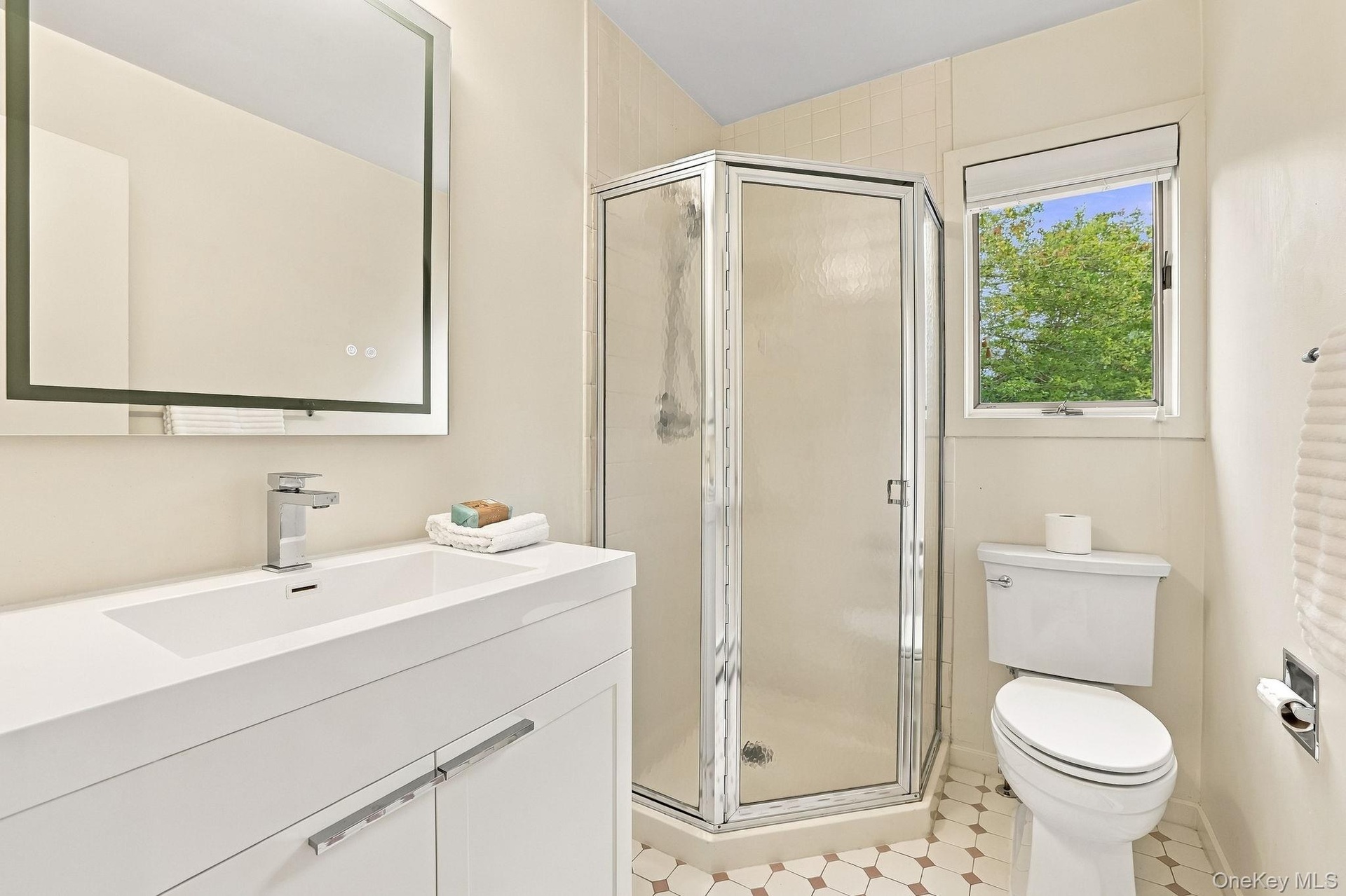 Main Level Guest Suite Full Bath