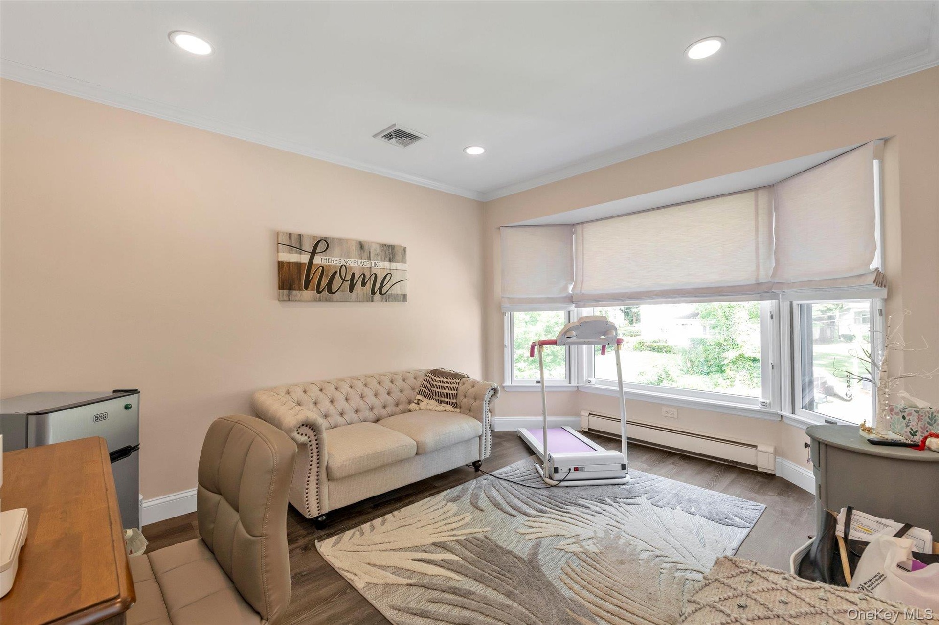 Additional living room -twin rooms on same level.