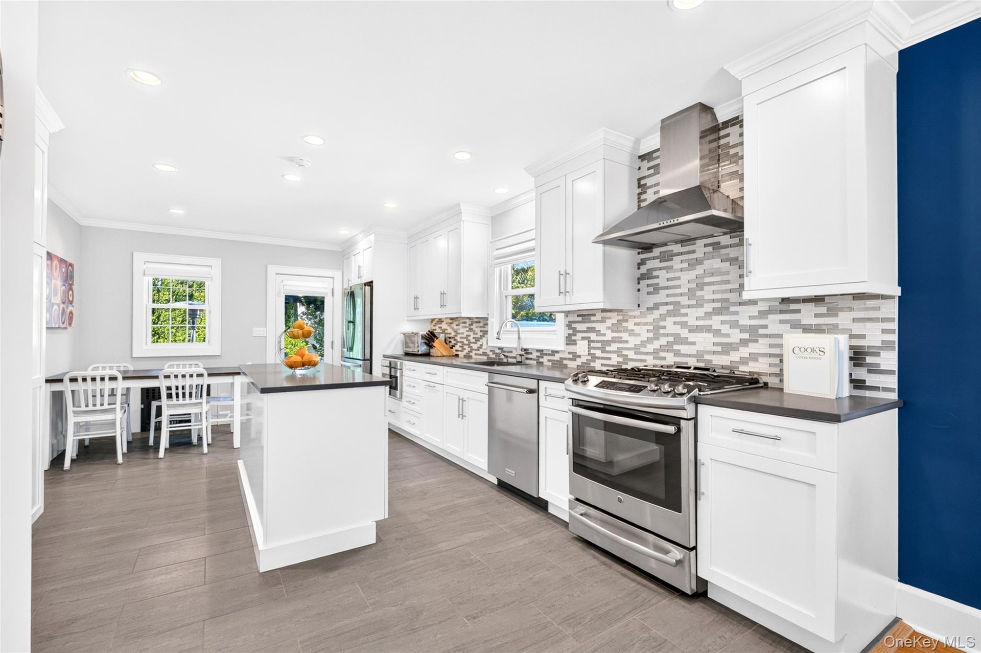 Eat in Kitchen open to dining room