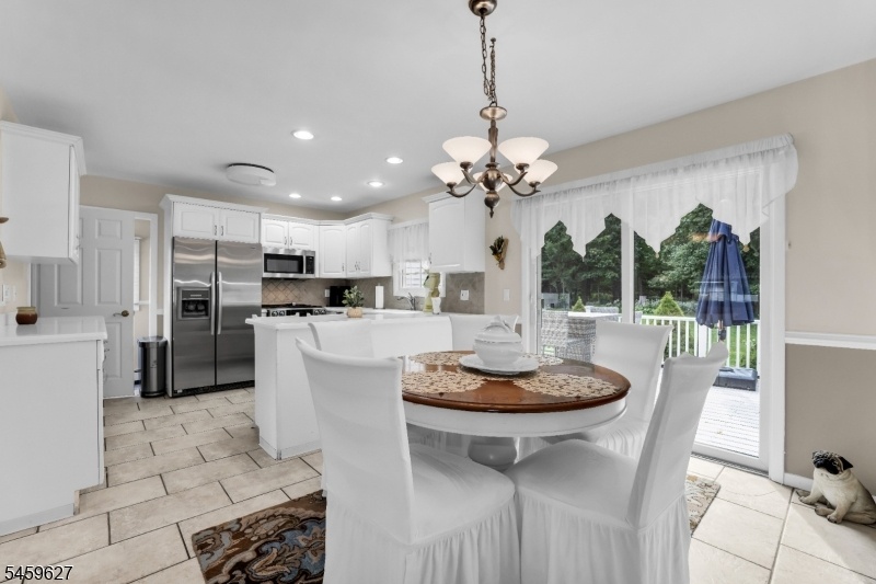 Eat-in kitchen