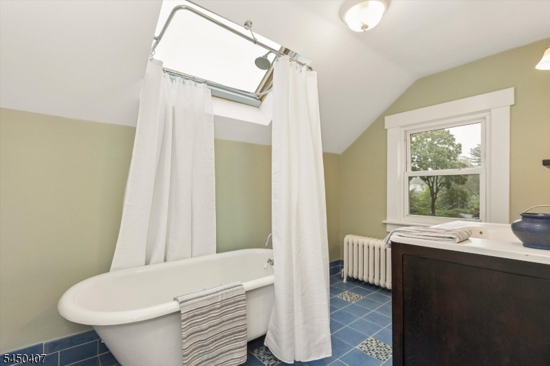3rd Floor Full Bathroom
