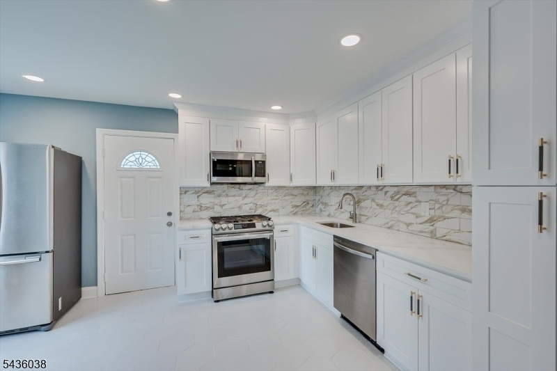 Eat-in-Kitchen