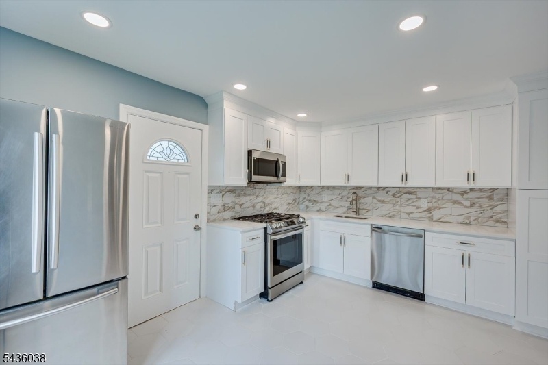 Eat-in-Kitchen