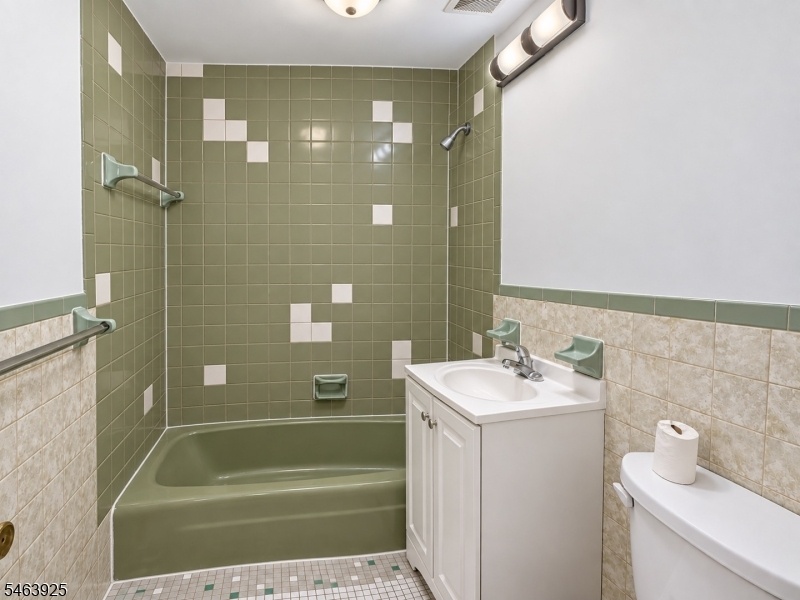 1st Fl Bathroom