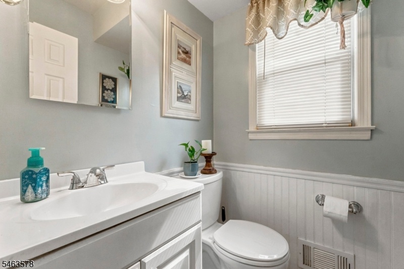 1/2 Bathroom