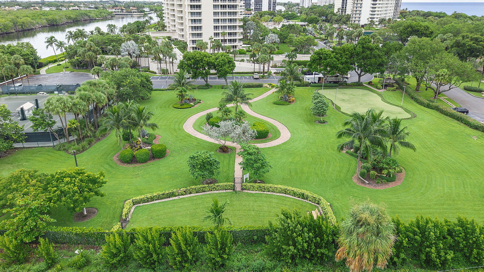 putting and outdoor space
