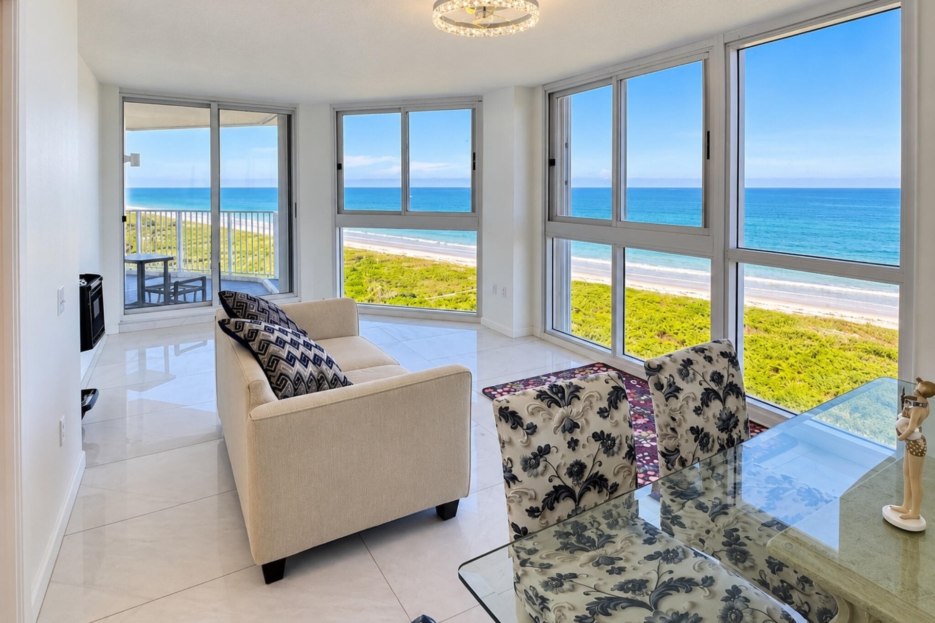 Dining Area / Sitting Room Oceanfront views