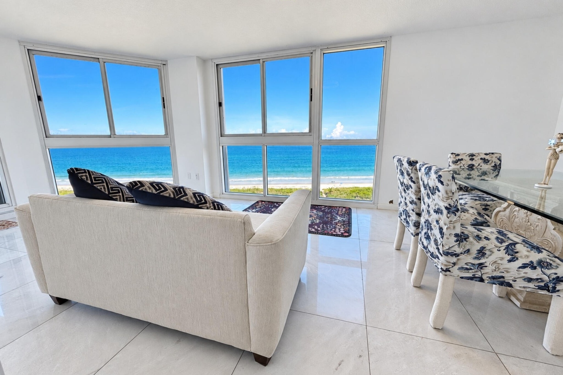 Dining Area/ Sitting room Oceanfront views