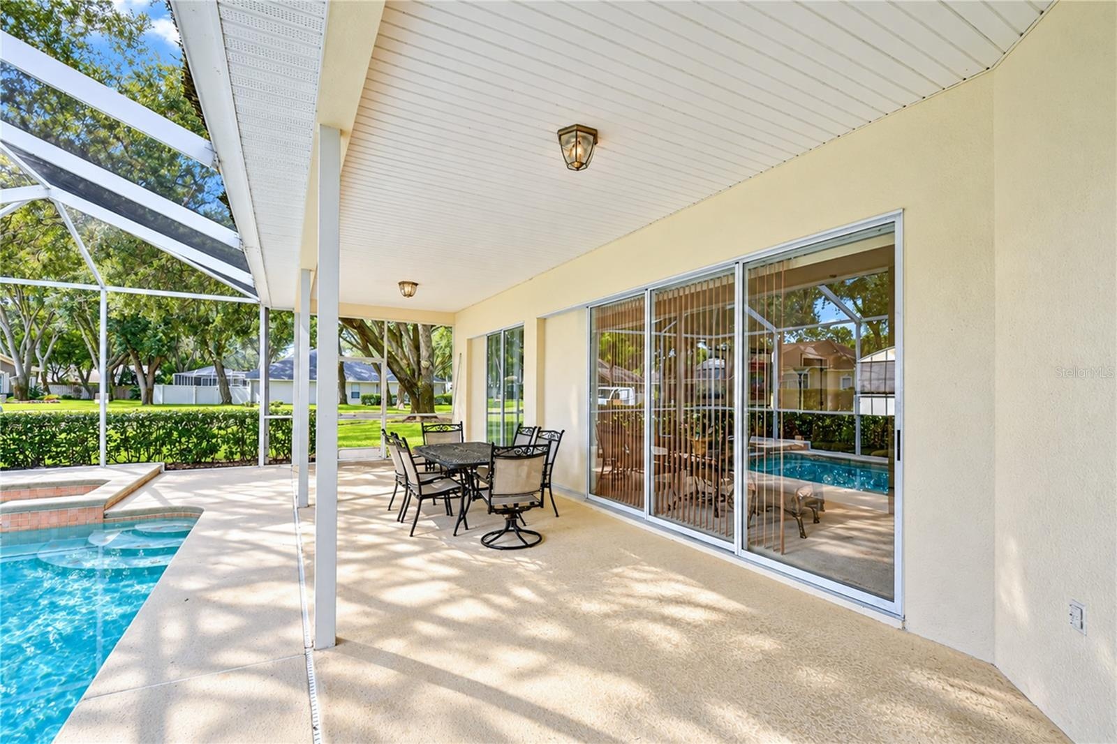 – Spacious screened outdoor living area provides room for relaxing, dining, and entertaining.