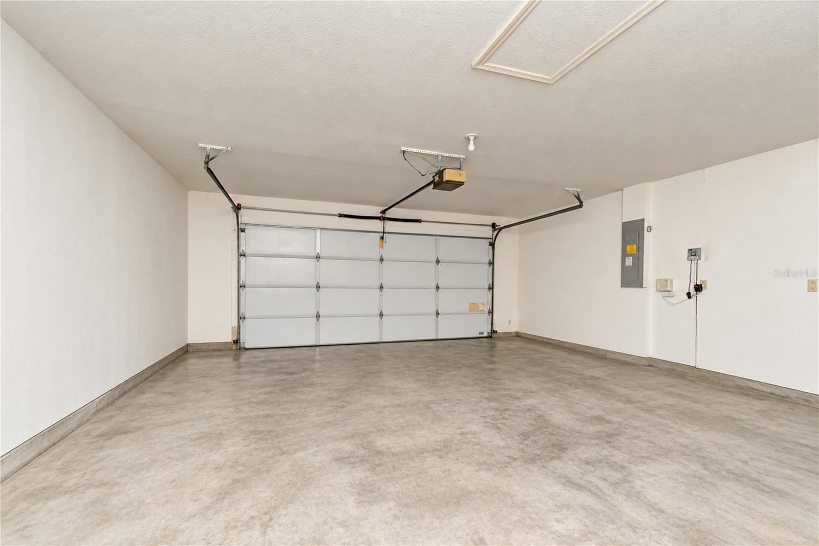Spacious garage