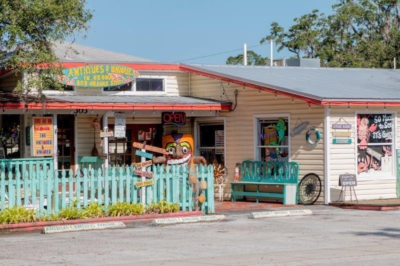 Ozona’s colorful local businesses and eclectic shops add to the small-town personality that makes this community unlike anywhere else in Pinellas Coun
