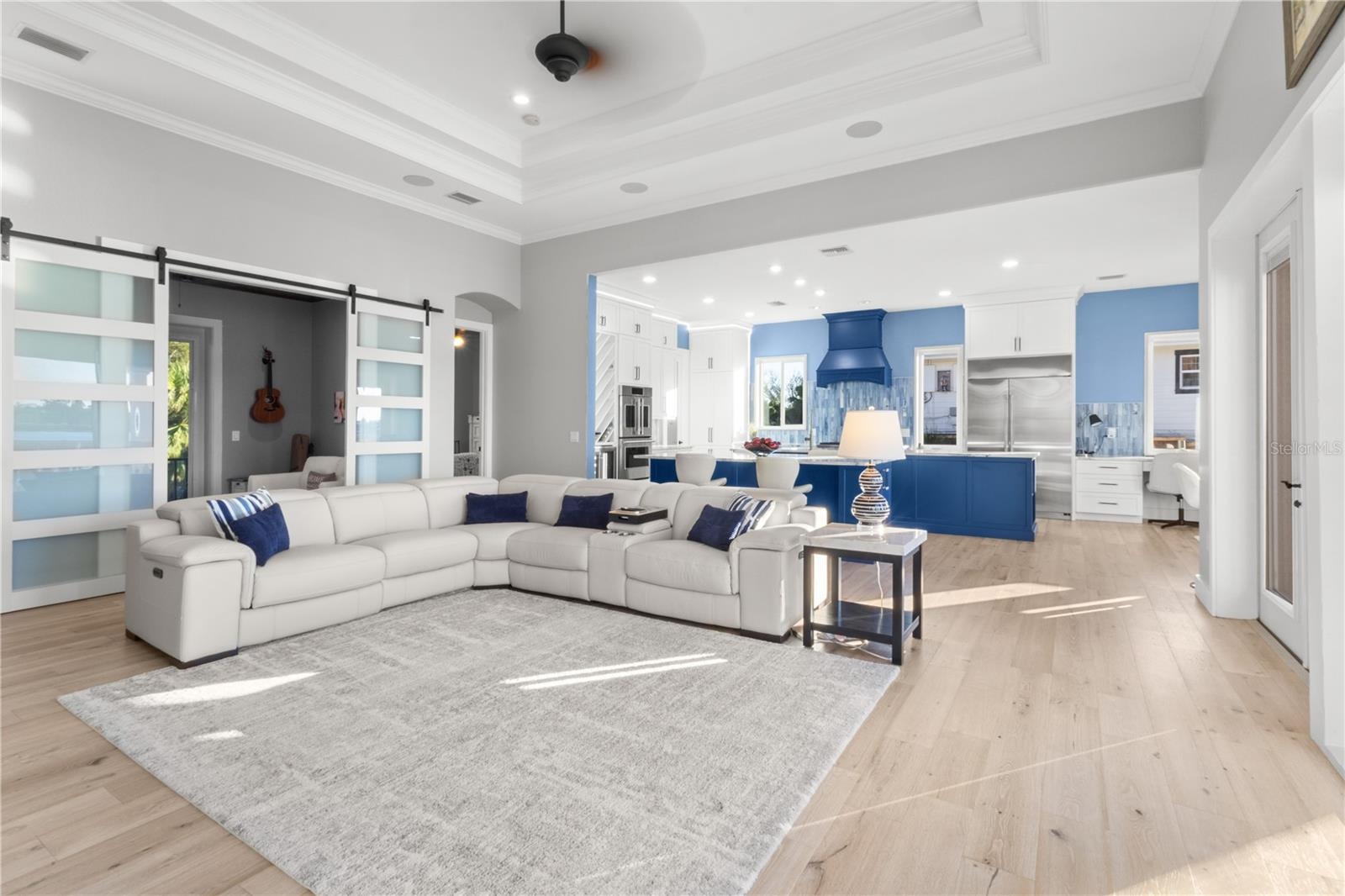 Light-Filled Living Space Designed for Effortless Entertaining