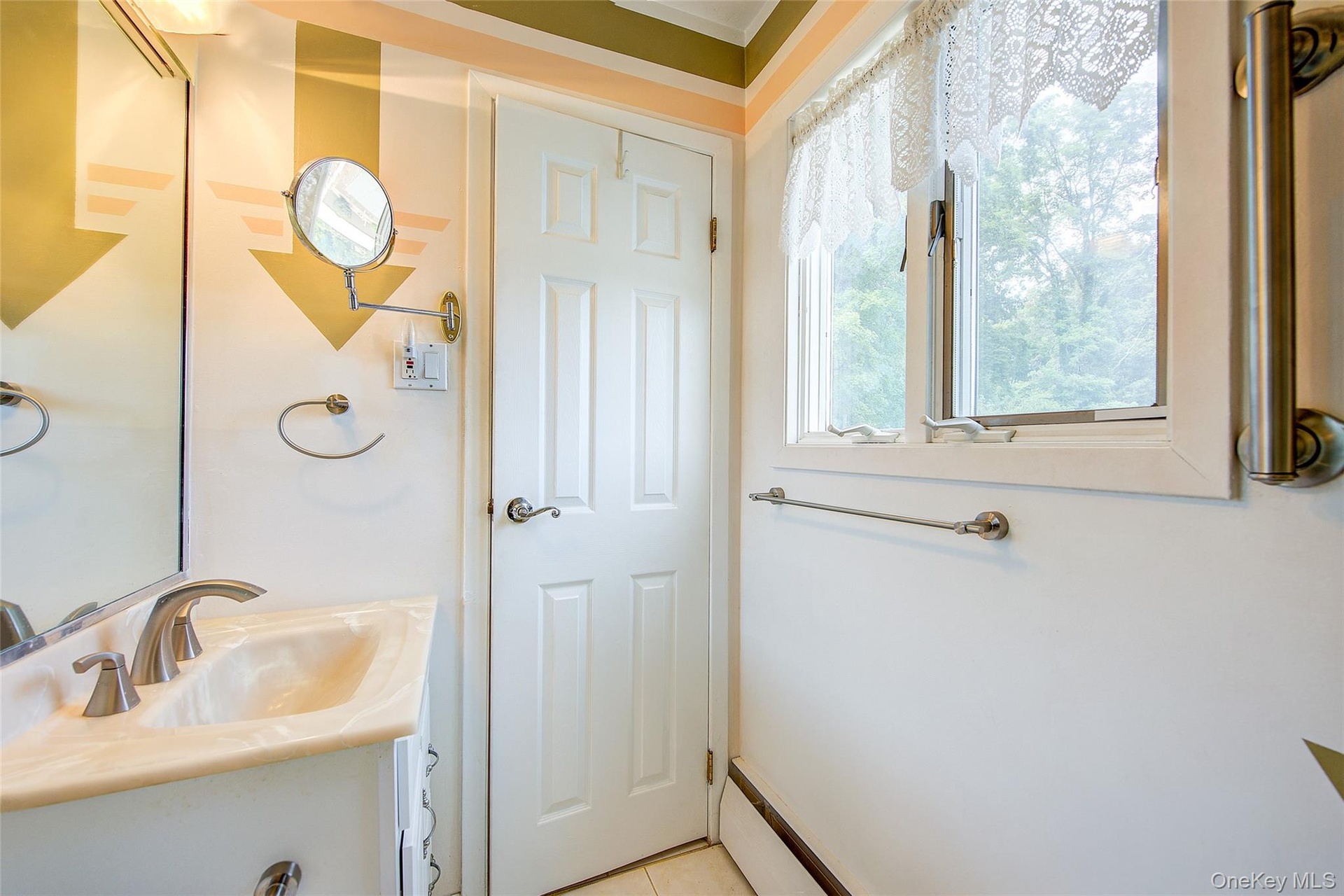 Full bathroom this is 1 of 2 on the 2nd floor .