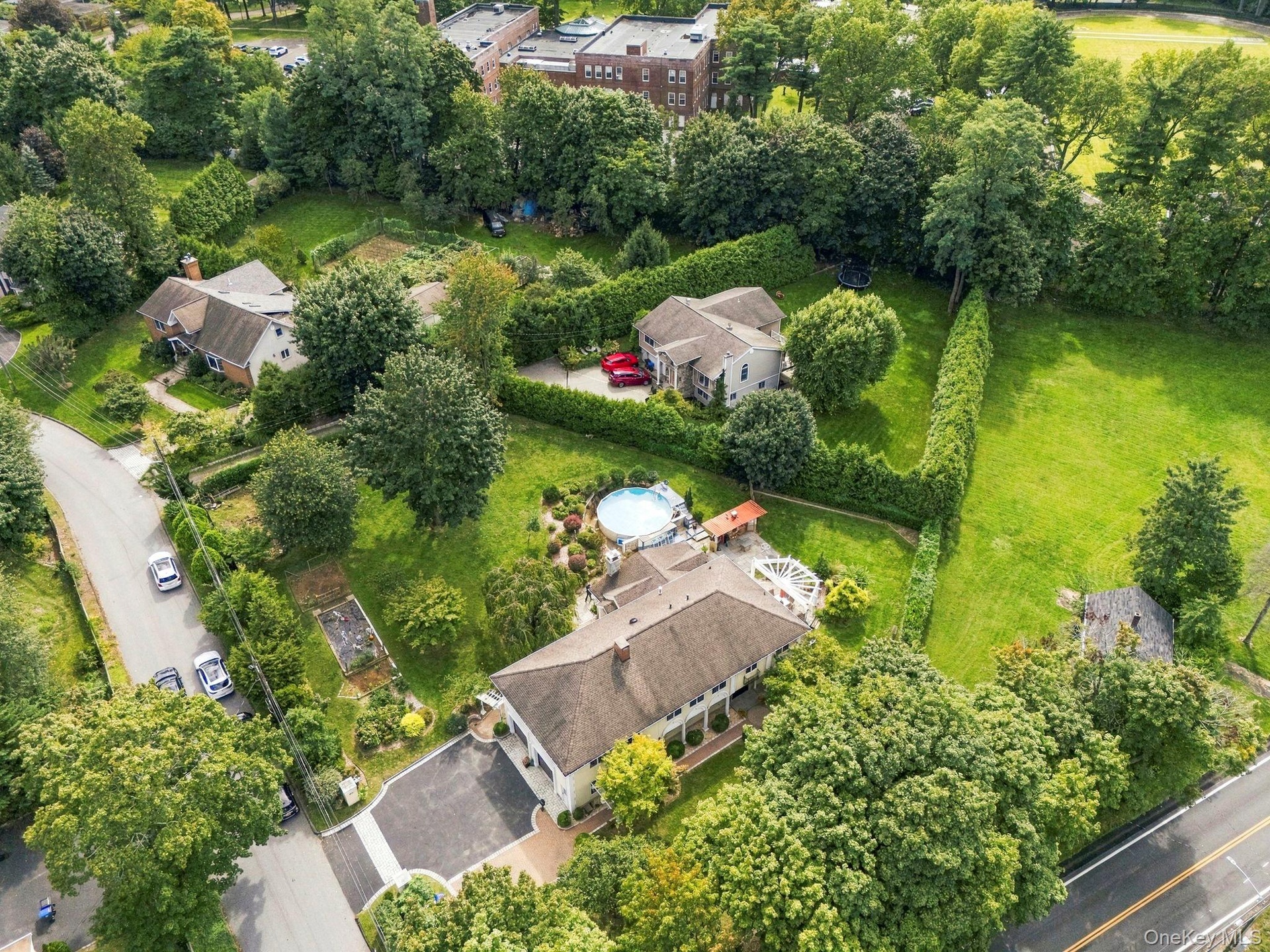 Distinctive architecture. Refined interiors. Extraordinary grounds.