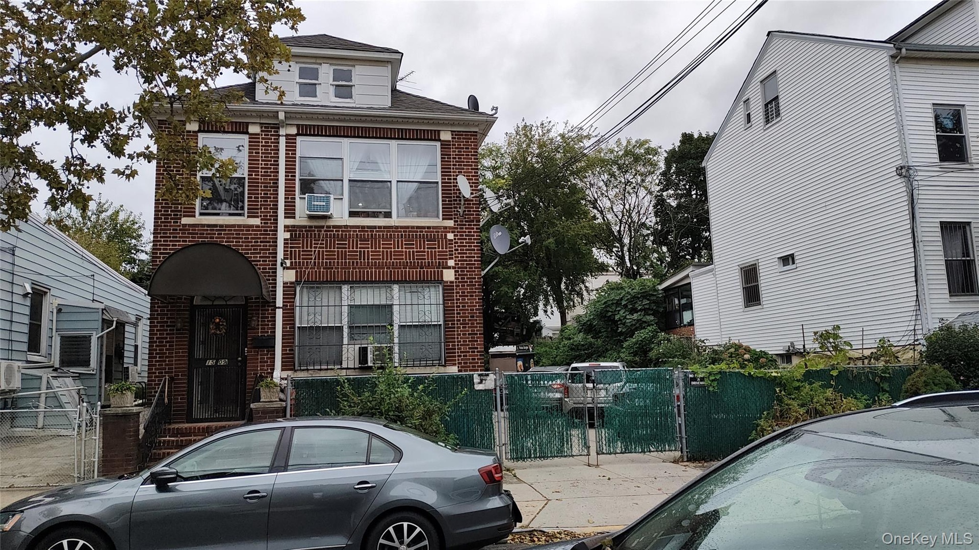 Detached Front House With Parking