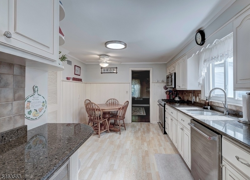 Eat-in Kitchen