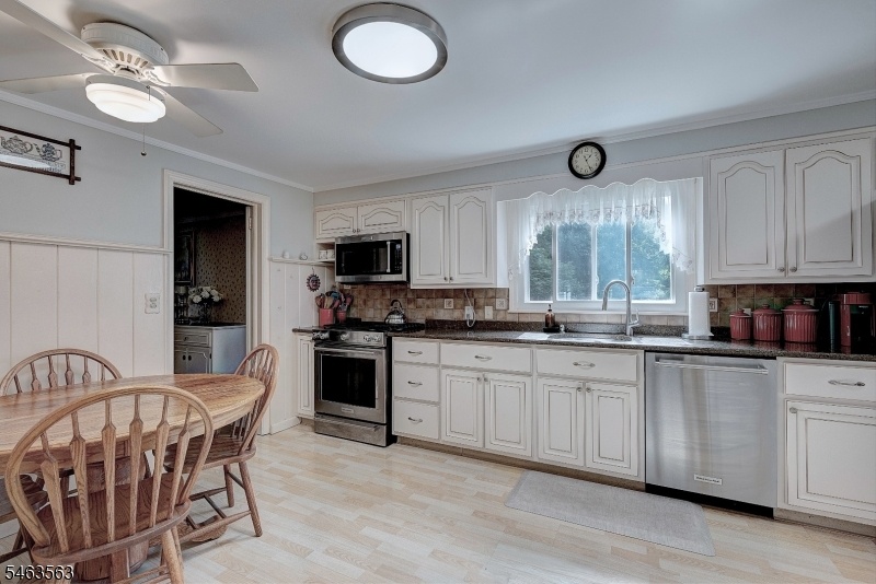 Eat-in Kitchen