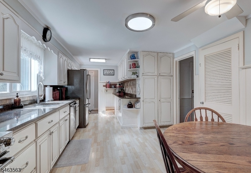 Eat-in Kitchen