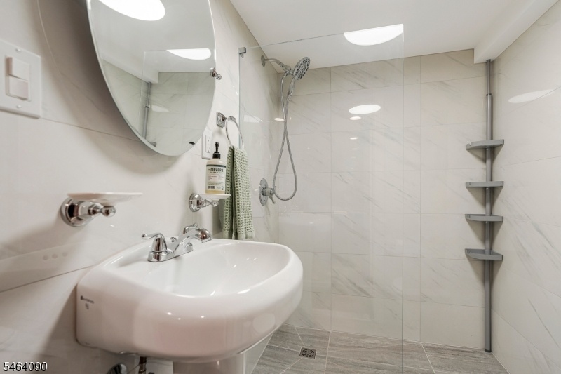 Full modern bathroom