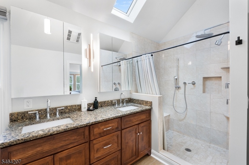 Primary En-suite Bathroom