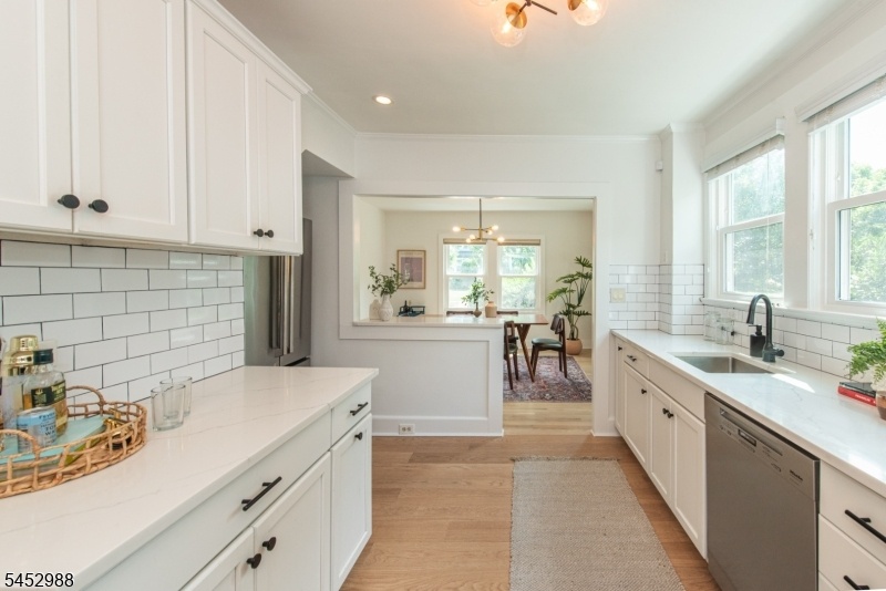 Kitchen w/ breakfast bar