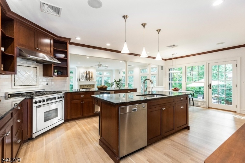 Eat-In Kitchen