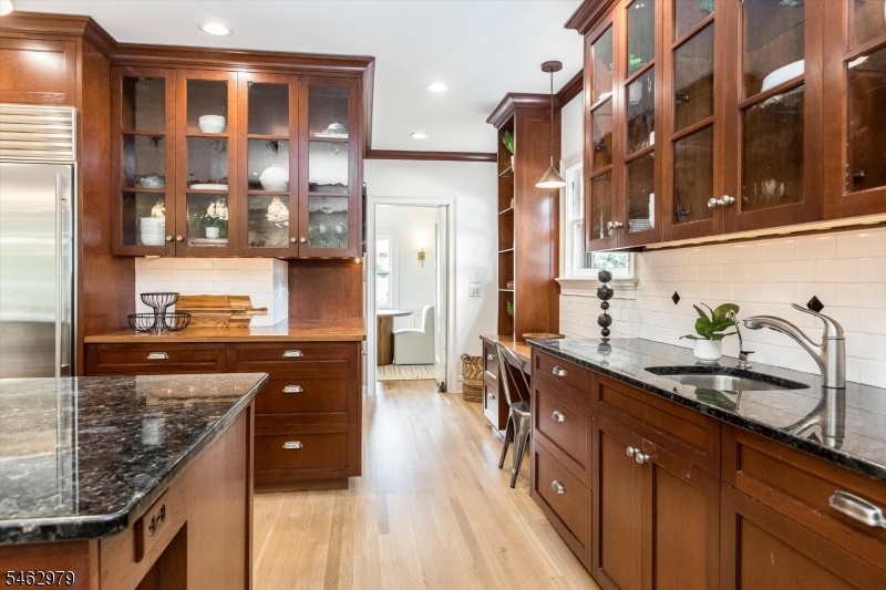 Eat-In Kitchen