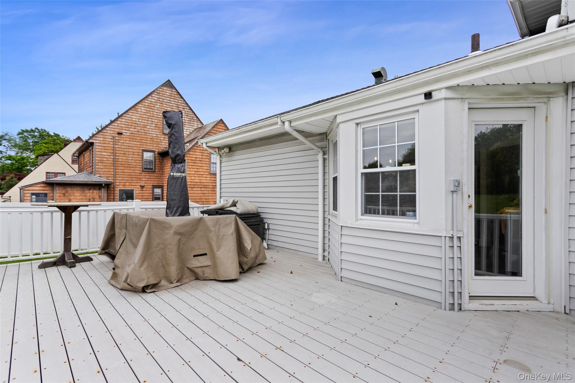 Deck ideal for relaxing and entertaining.