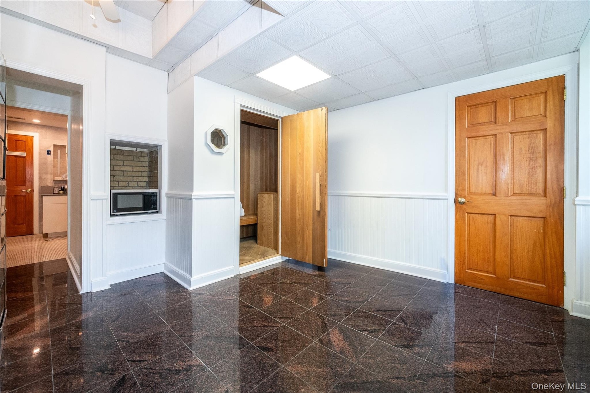 Basement dry sauna.